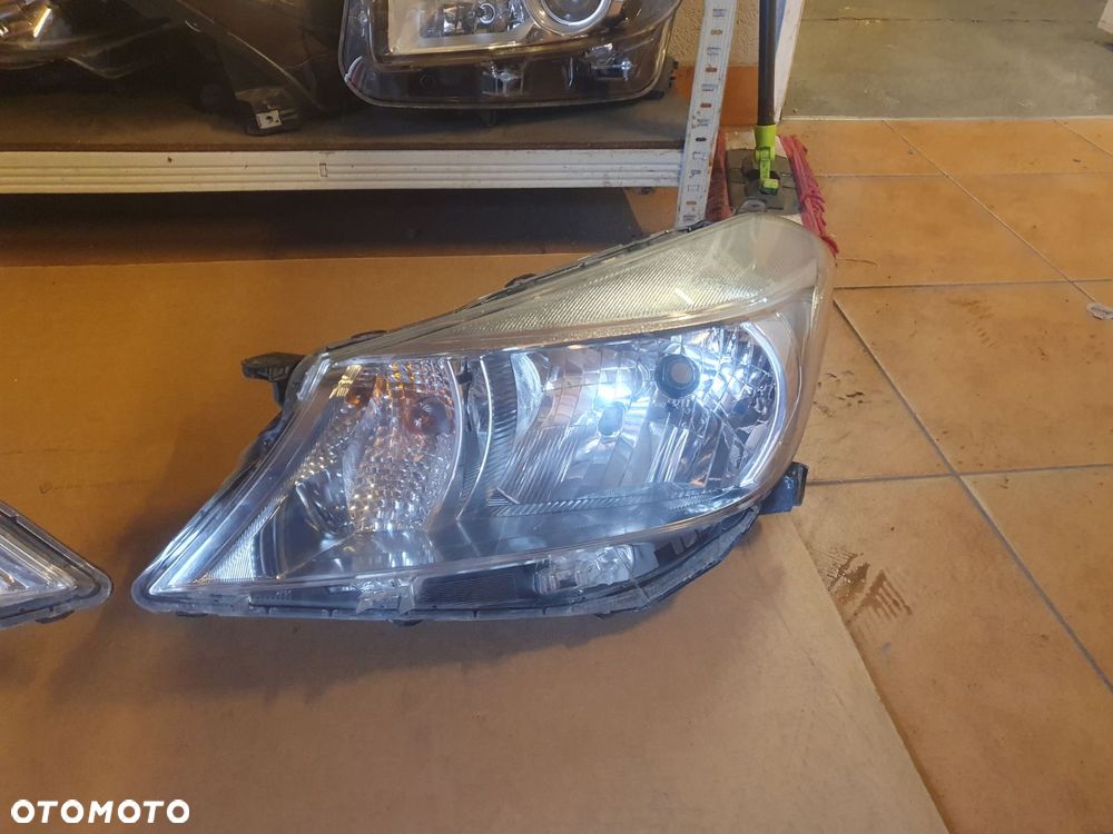 REFLEKTOR PRAWY TOYOTA YARIS 3 III 10-14 EUROPA - 4