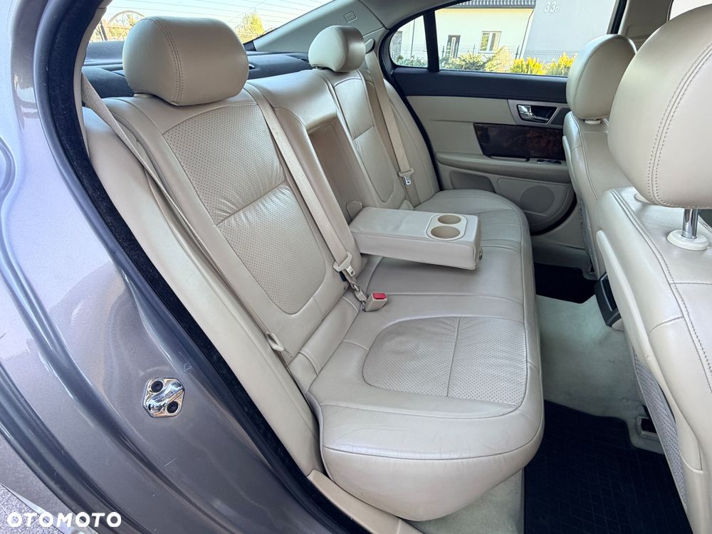 Jaguar XF 2.7 V6 Premium Luxury - 22