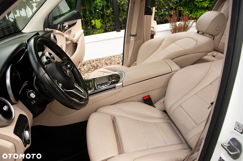 Mercedes-Benz GLC 300 4Matic 9G-TRONIC AMG Line - 25