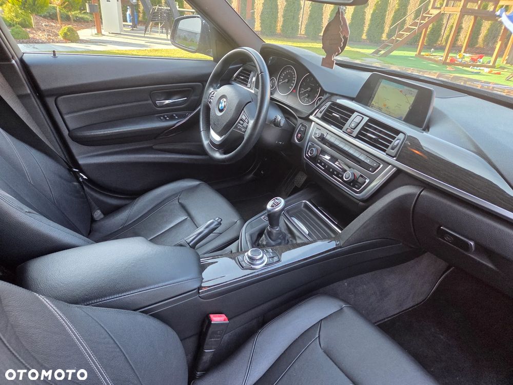 BMW Seria 3 320i Luxury Line - 12