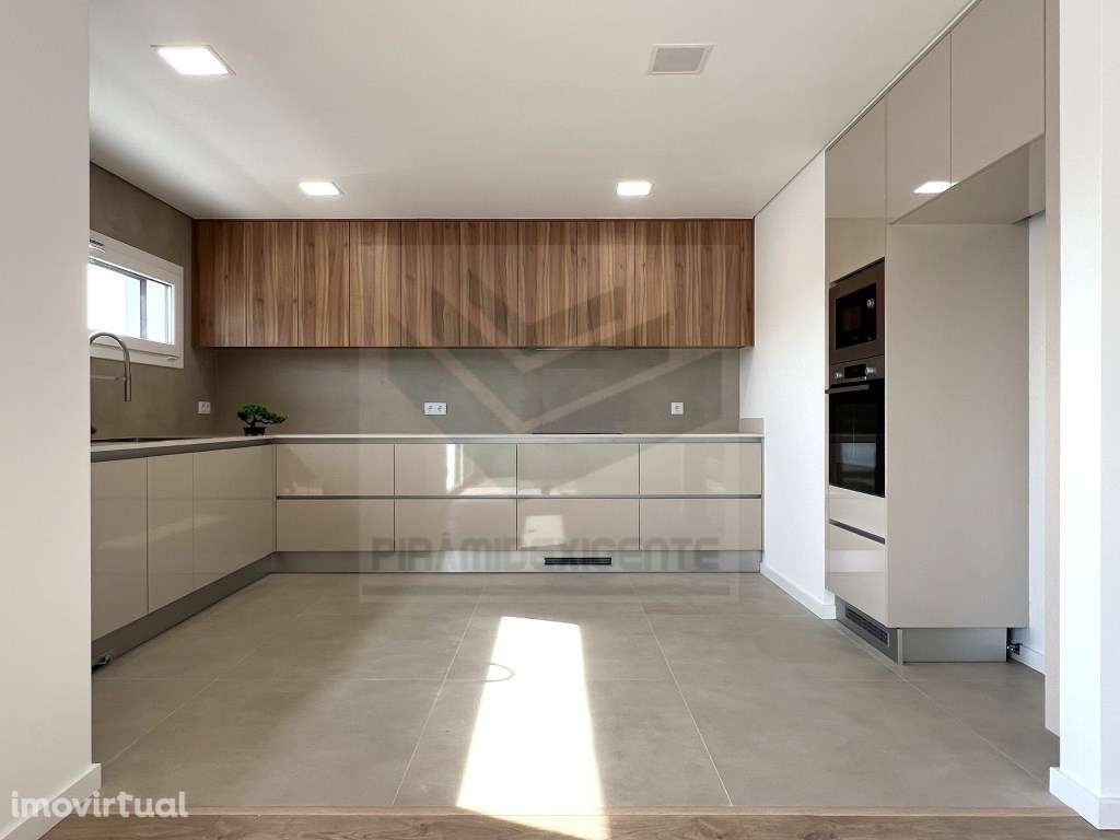 Moradia Isolada, Nova, 3 Suítes, Piscina, Perto de Tudo! - Grande imagem: 4/24