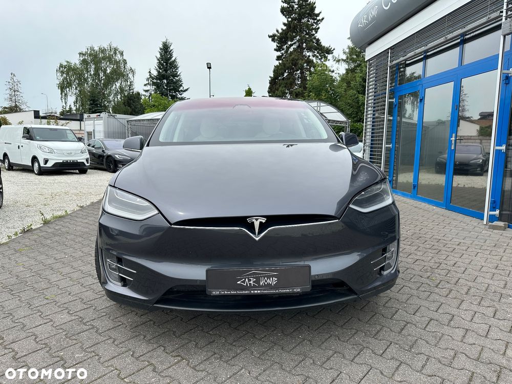 Tesla Model X - 10