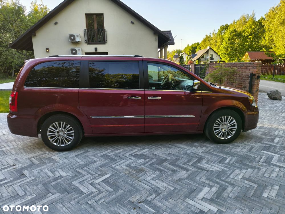 Chrysler Town & Country - 4