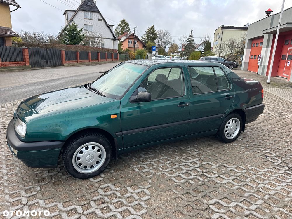 Volkswagen Vento 1.8 GL - 12