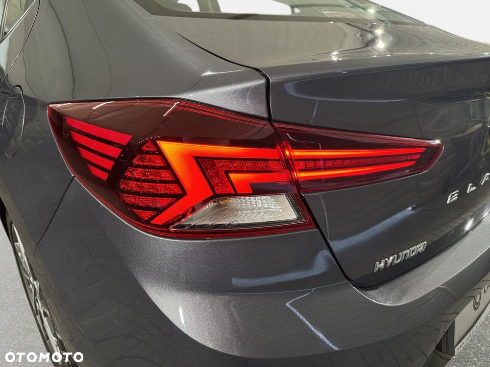 Hyundai Elantra - 12