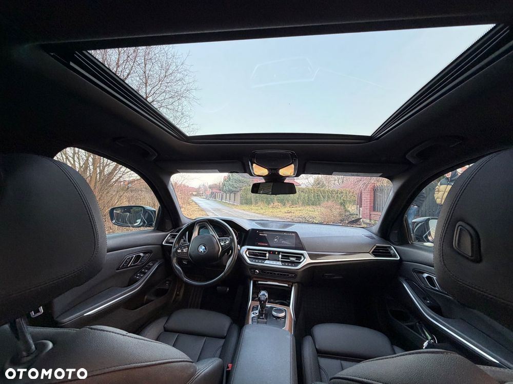 BMW Seria 3 330i Sport Line - 25