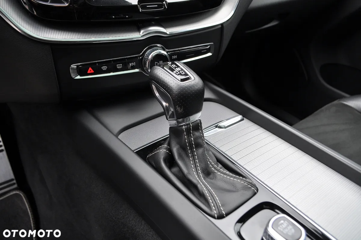 Volvo XC 60 D4 SCR AWD R-Design - 24