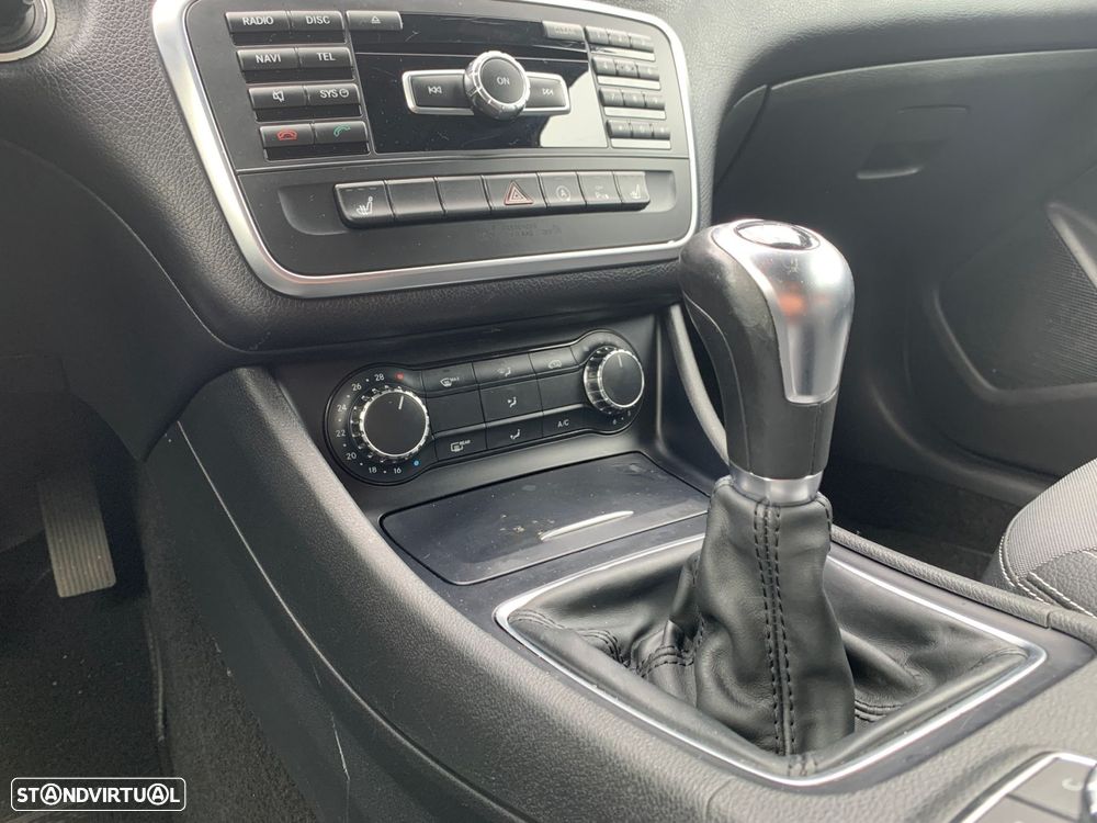 Mercedes-Benz A 180 d AMG Line - 42