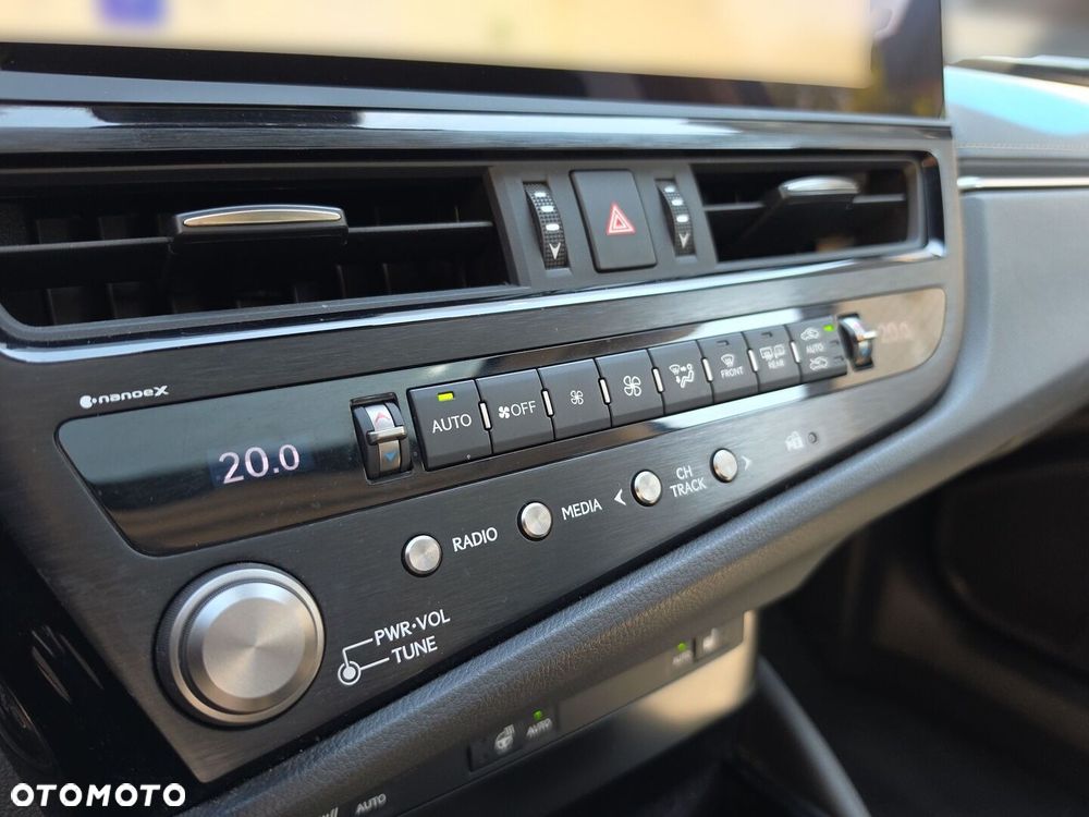 Lexus ES 300h Business Edition - 17