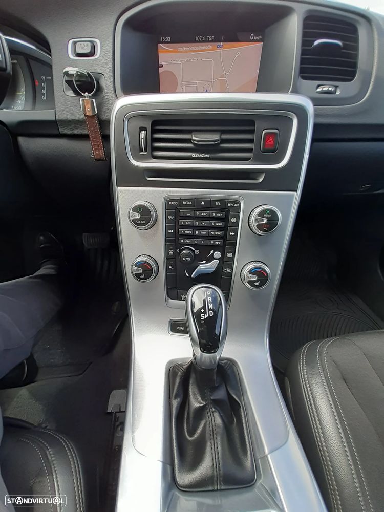Volvo V60 2.4 D6 Momentum AWD Phev - 11