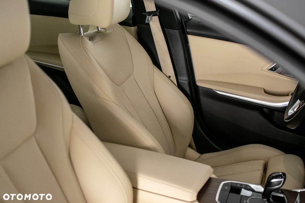 BMW Seria 3 330i xDrive - 10