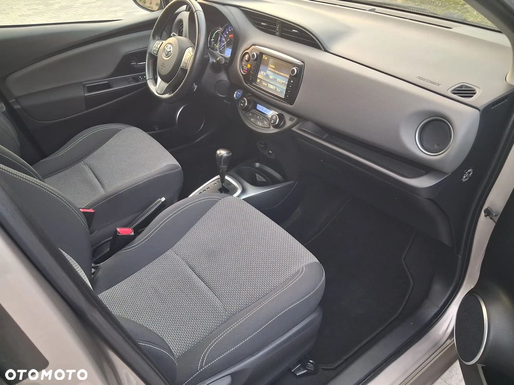 Toyota Yaris Hybrid 100 Dynamic - 14