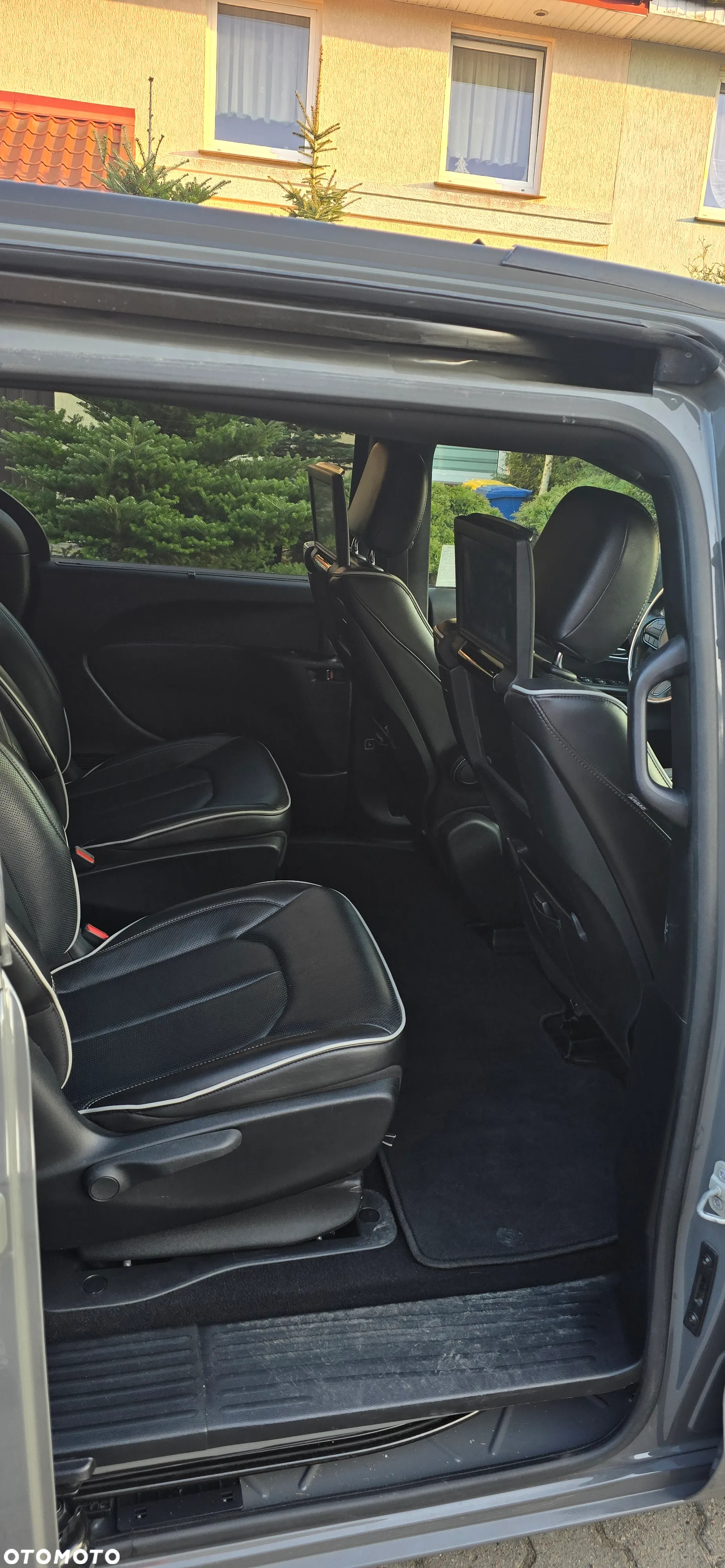 Chrysler Pacifica - 8