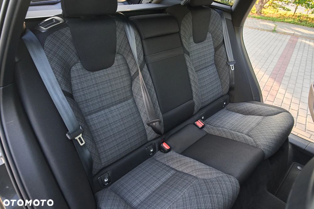 Volvo XC 60 B4 D AWD Momentum Pro - 24
