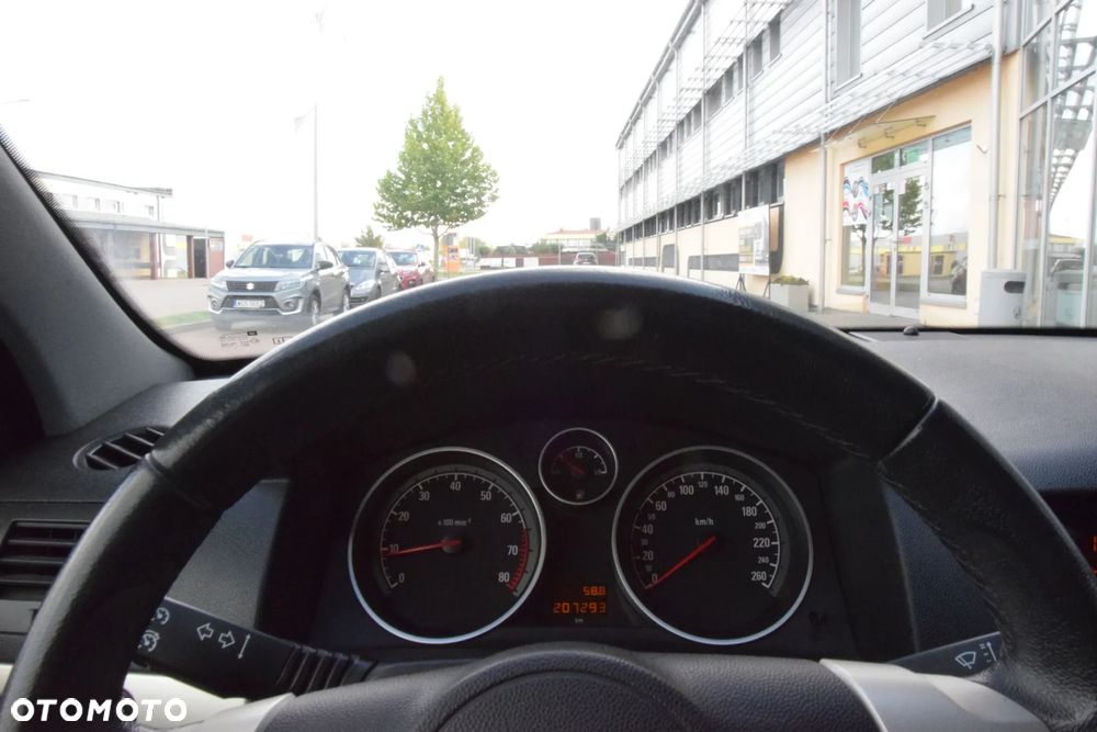 Opel Astra GTC 1.6 Black&White - 31