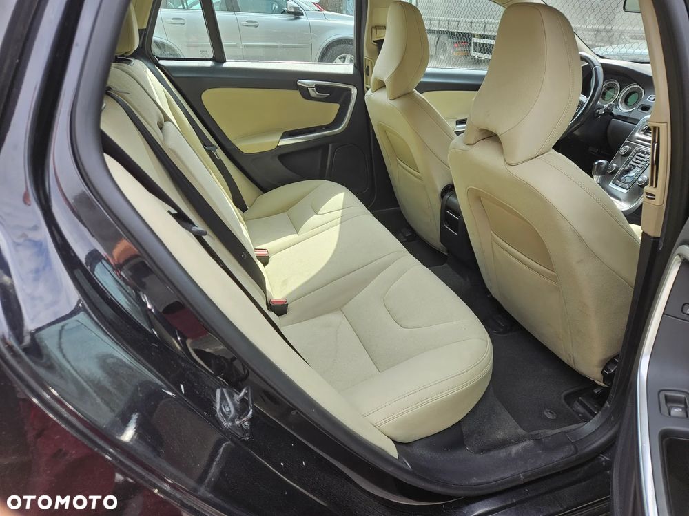 Volvo V60 D4 Momentum - 8