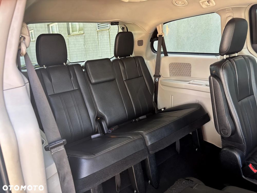 Chrysler Town & Country 3.6 Limited - 27