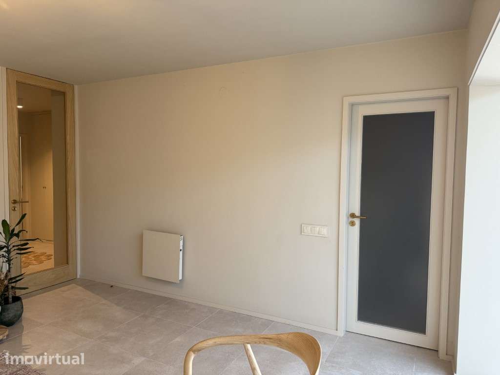 Moradia V4 Duplex de 3 Frentes Totalmente Remodelada junto à Praia ... - Grande imagem: 5/17
