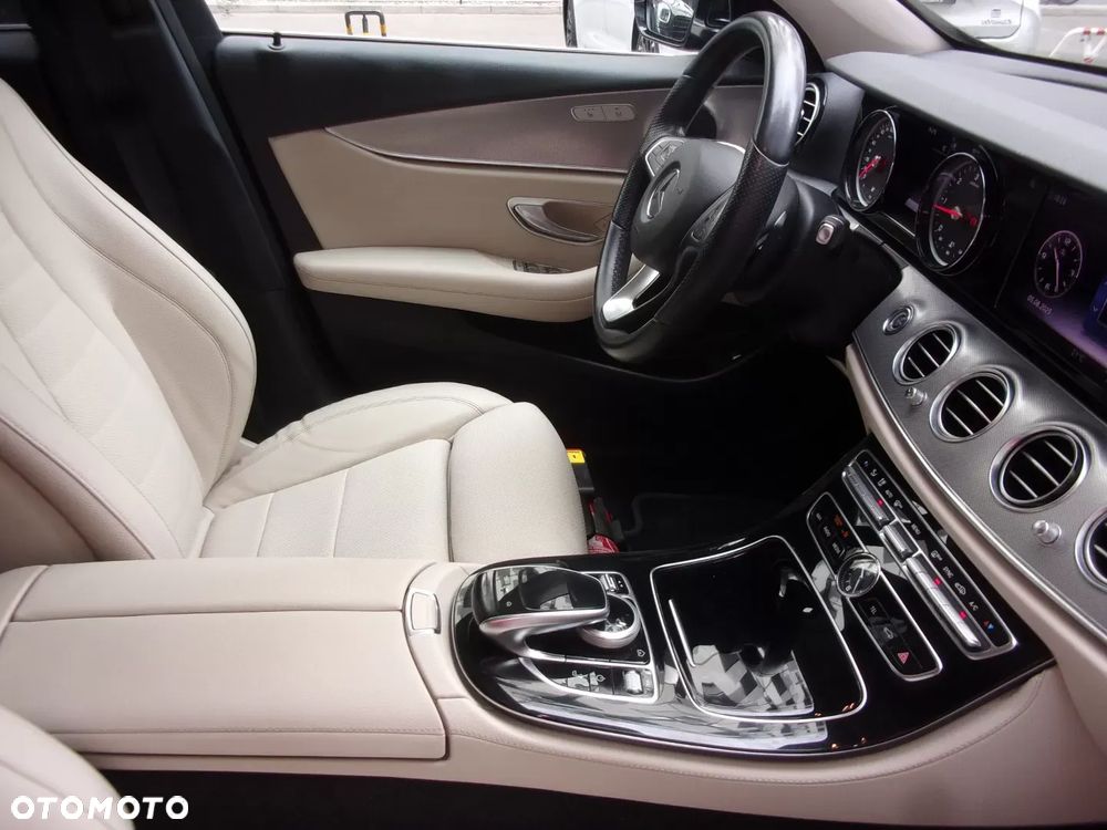 Mercedes-Benz Klasa E 220 d 4-Matic 9G-TRONIC - 26