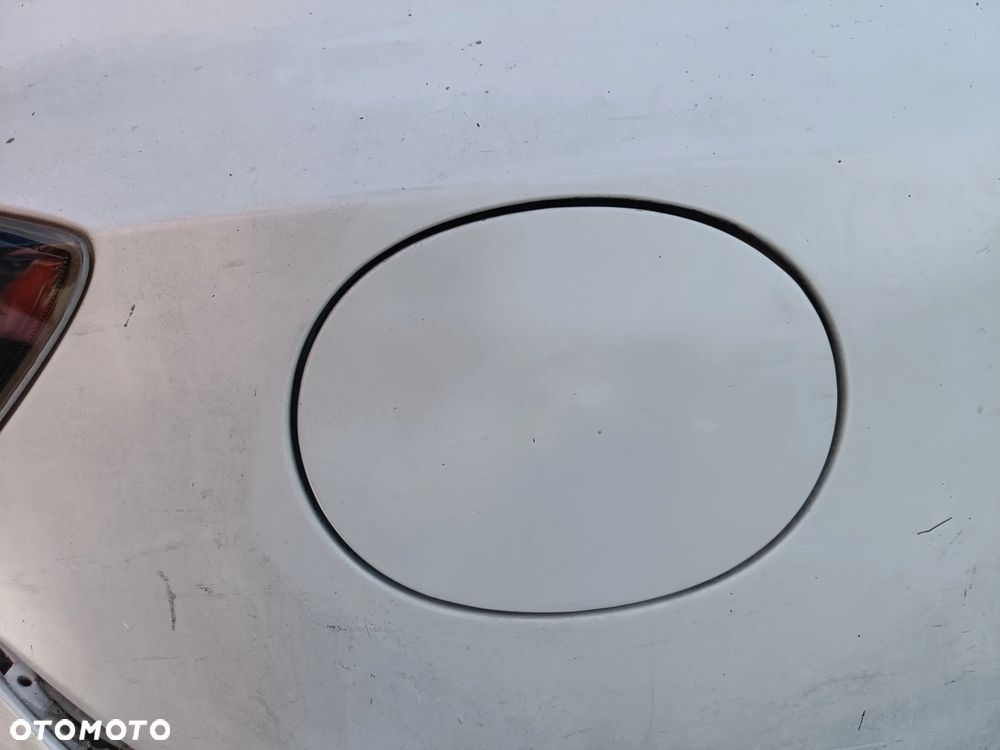 MAZDA 3 I BK 03-06 2005 r. SPORT klapka wlewu paliwa biała AD4 - 1