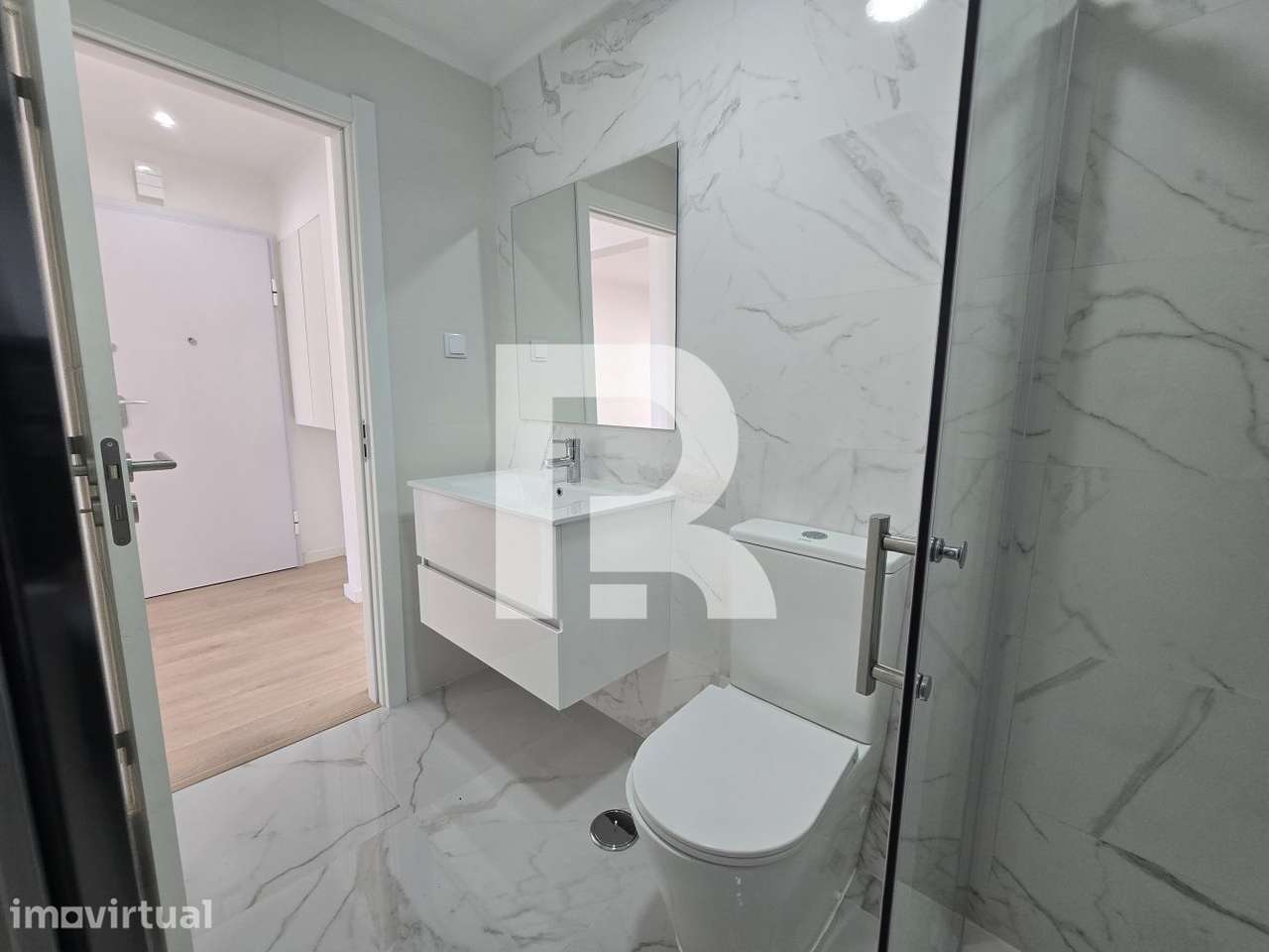 Apartamento T2 com varanda totalmente remodelado na Venteira - Grande imagem: 4/13
