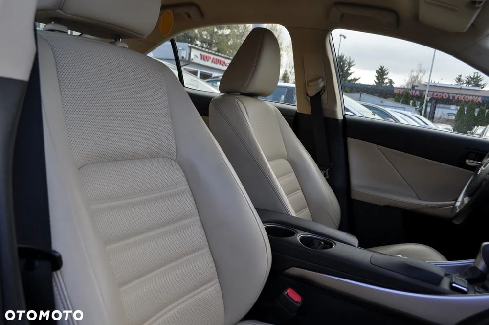 Lexus IS 200t Prestige - 35