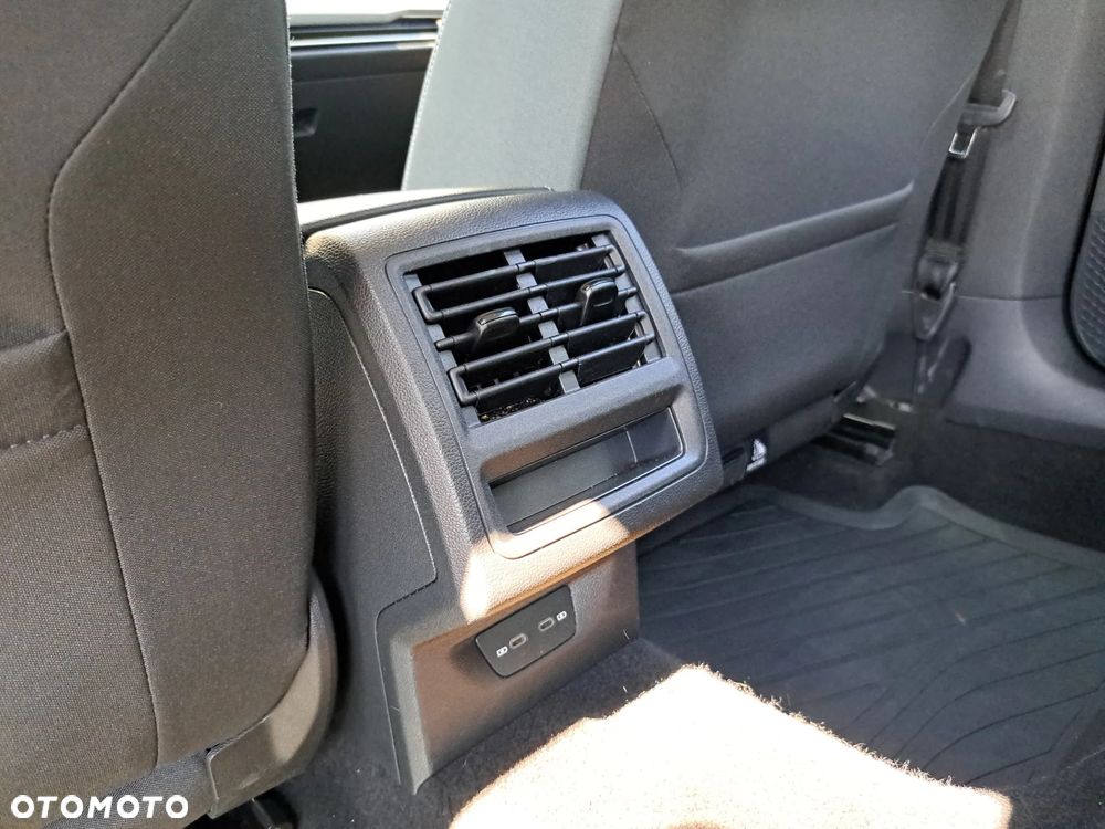 Volkswagen Golf 2.0 TDI SCR DSG Life - 24