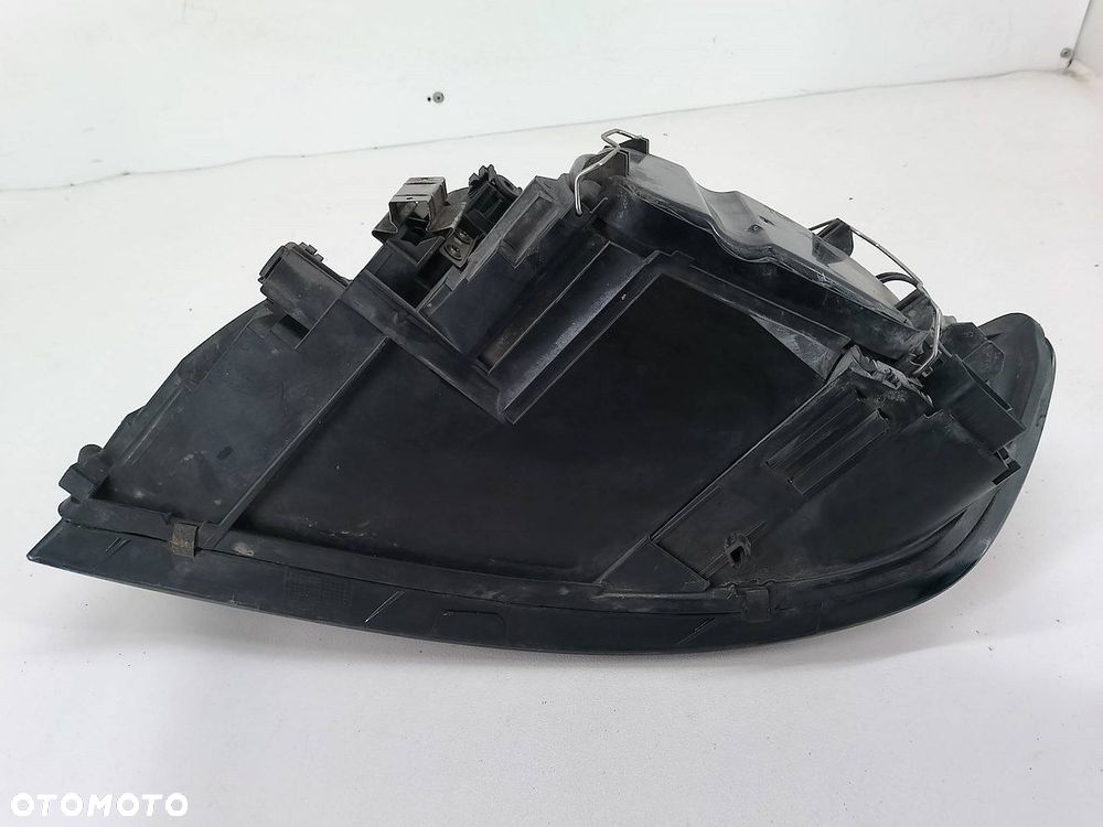 LAMPA PRZÓD PRAWA XENON VOLVO V50 30744682  0301198278  AL - 8