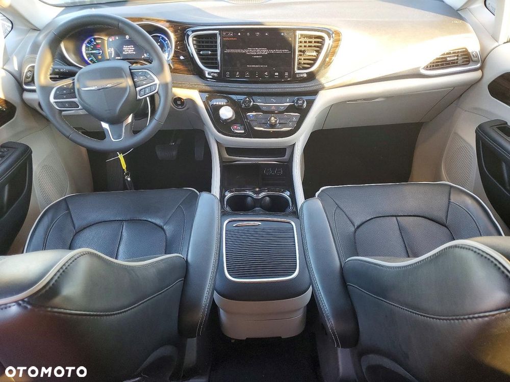 Chrysler Pacifica - 8