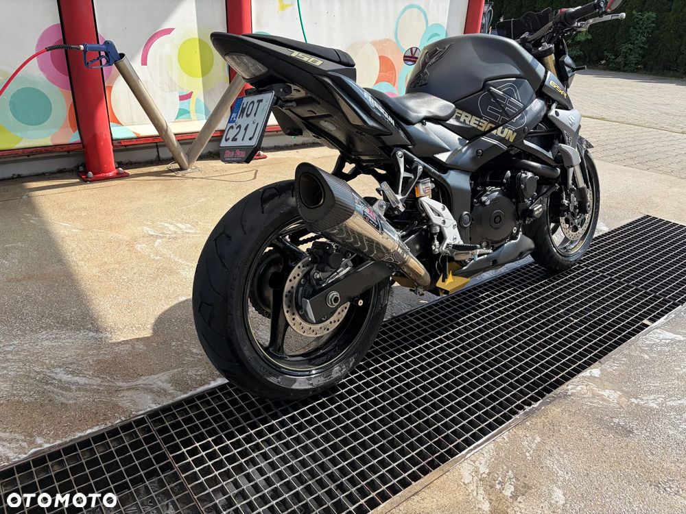 Suzuki GSR - 6