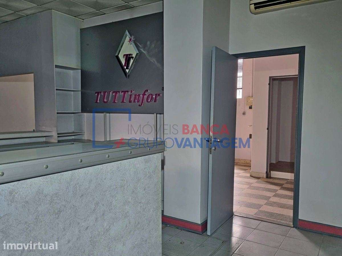 Loja 102 m² em Setúbal: Potencial Comercial ou Conversão em Habitaç... - Grande imagem: 3/19