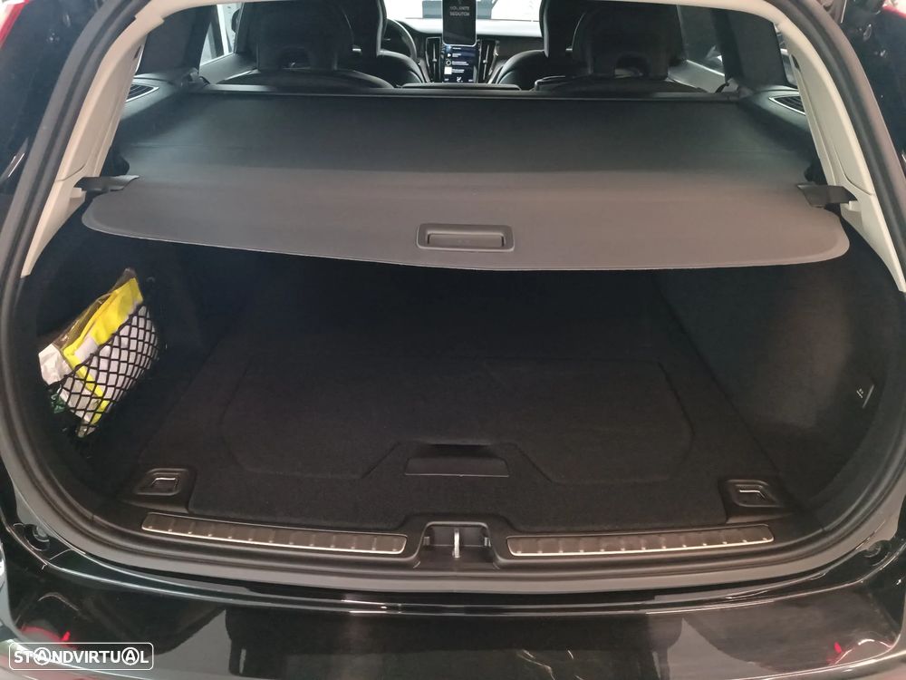 Volvo V60 2.0 B4 Plus Dark Auto - 8
