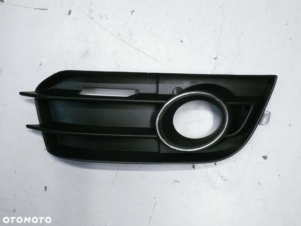 AUDI A1 8X KRATKA ZDERZAKA PRAWA