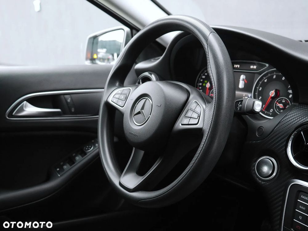Mercedes-Benz GLA 180 7G-DCT - 26