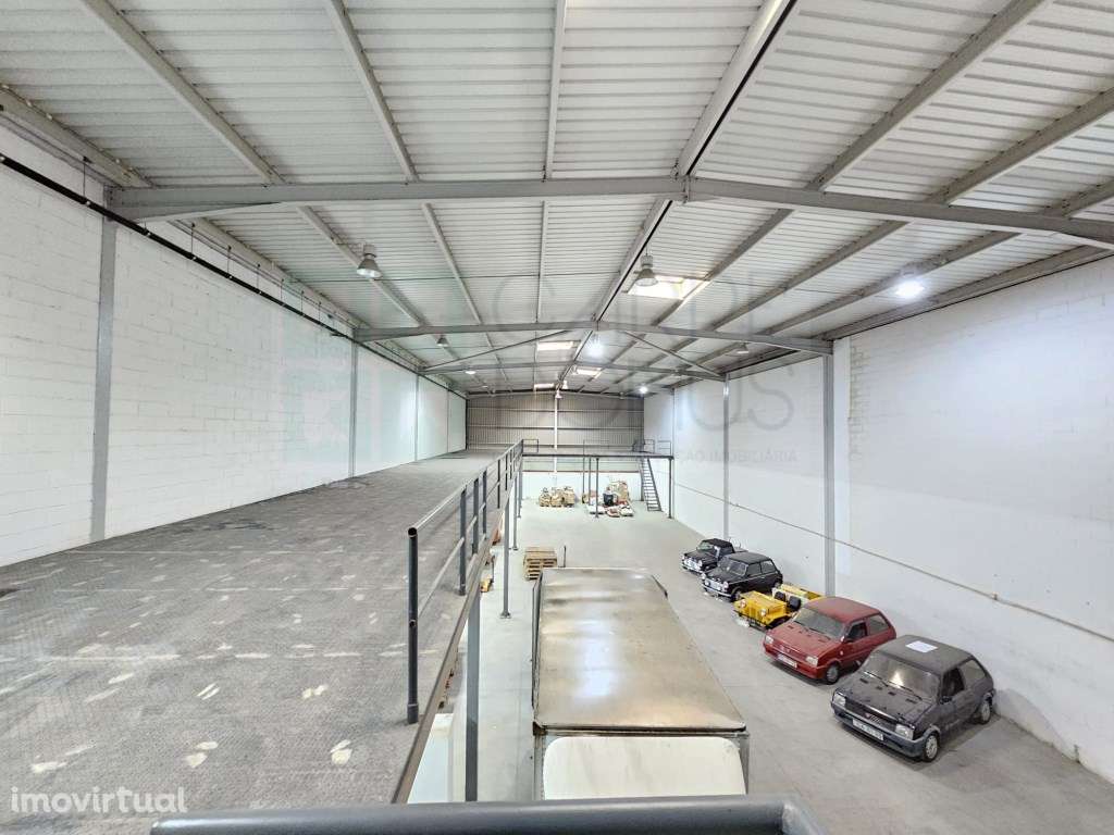 Amplo Armazém com escritórios na Nacional 10, Alverca do Ribatejo - Grande imagem: 3/49
