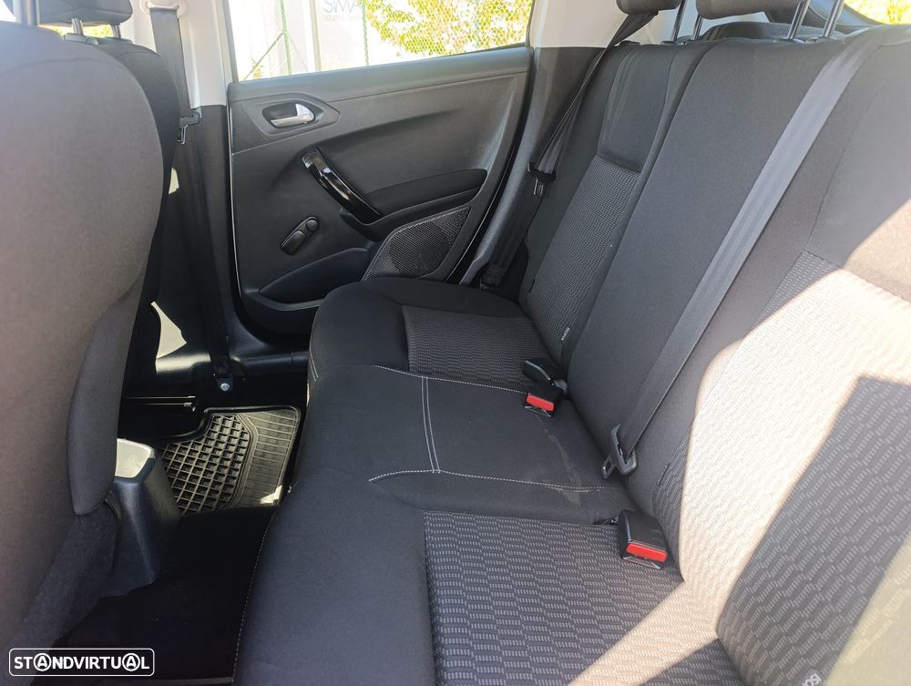 Peugeot 208 1.2 PureTech Style - 18
