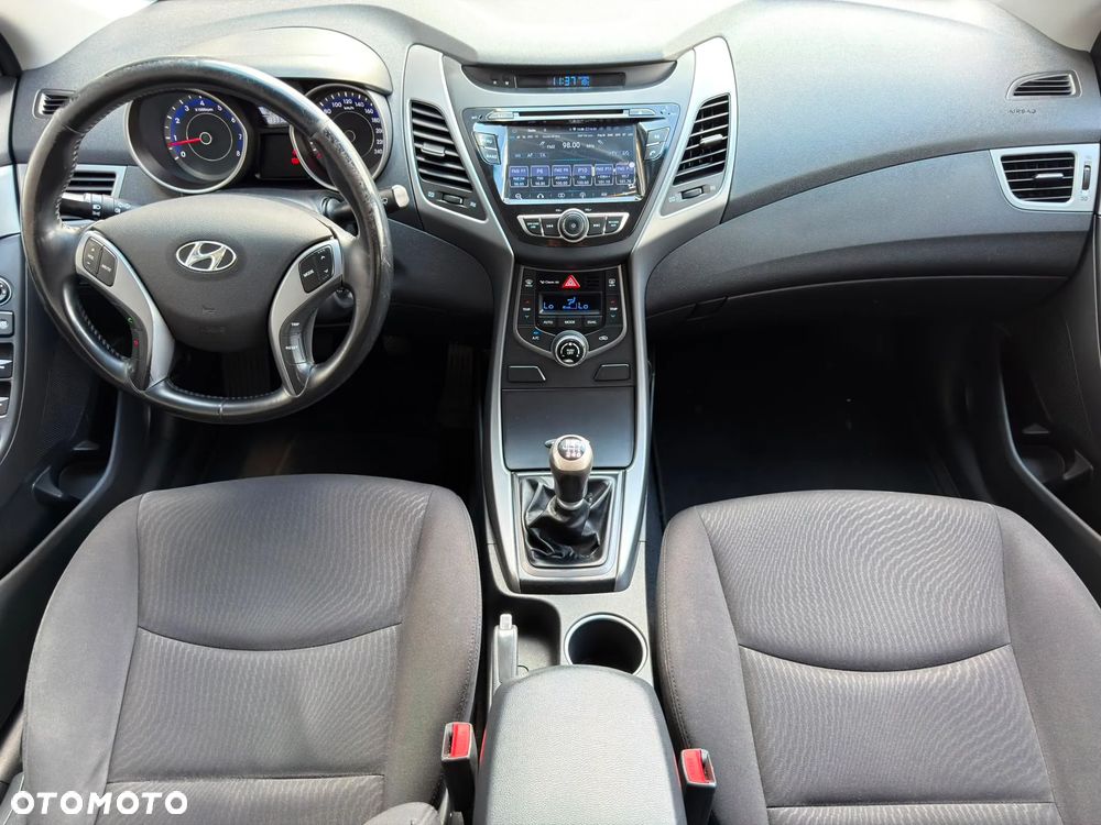 Hyundai Elantra 1.6 Comfort - 16