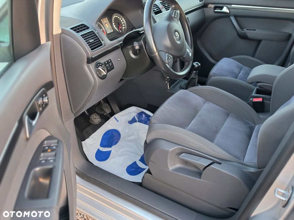 Volkswagen Touran 2.0 TDI Highline - 14