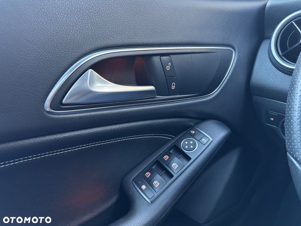 Mercedes-Benz CLA Shooting Brake 200 AMG Line - 21