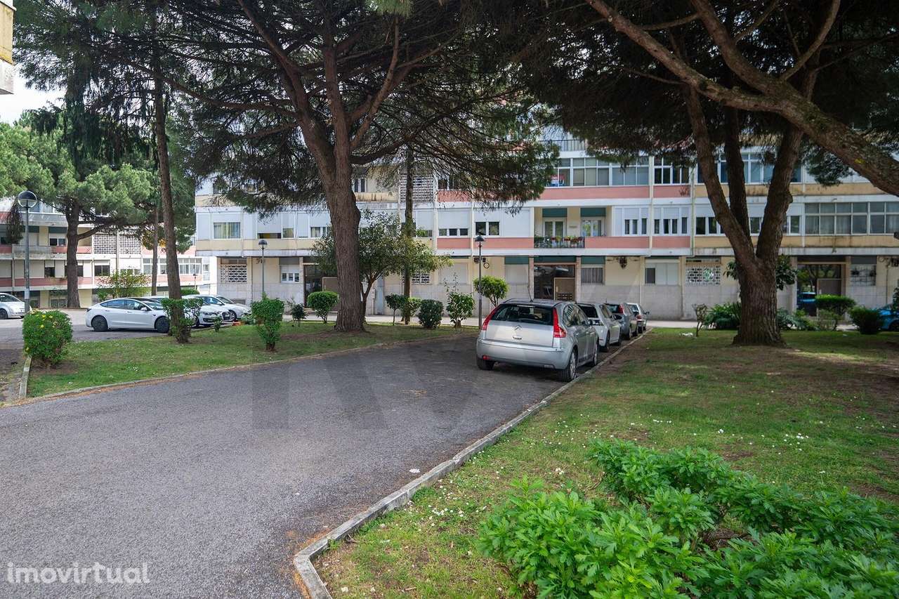 Luz, Espaço e Varandas Generosas | T2 com Potencial Único em Queluz - Grande imagem: 2/24