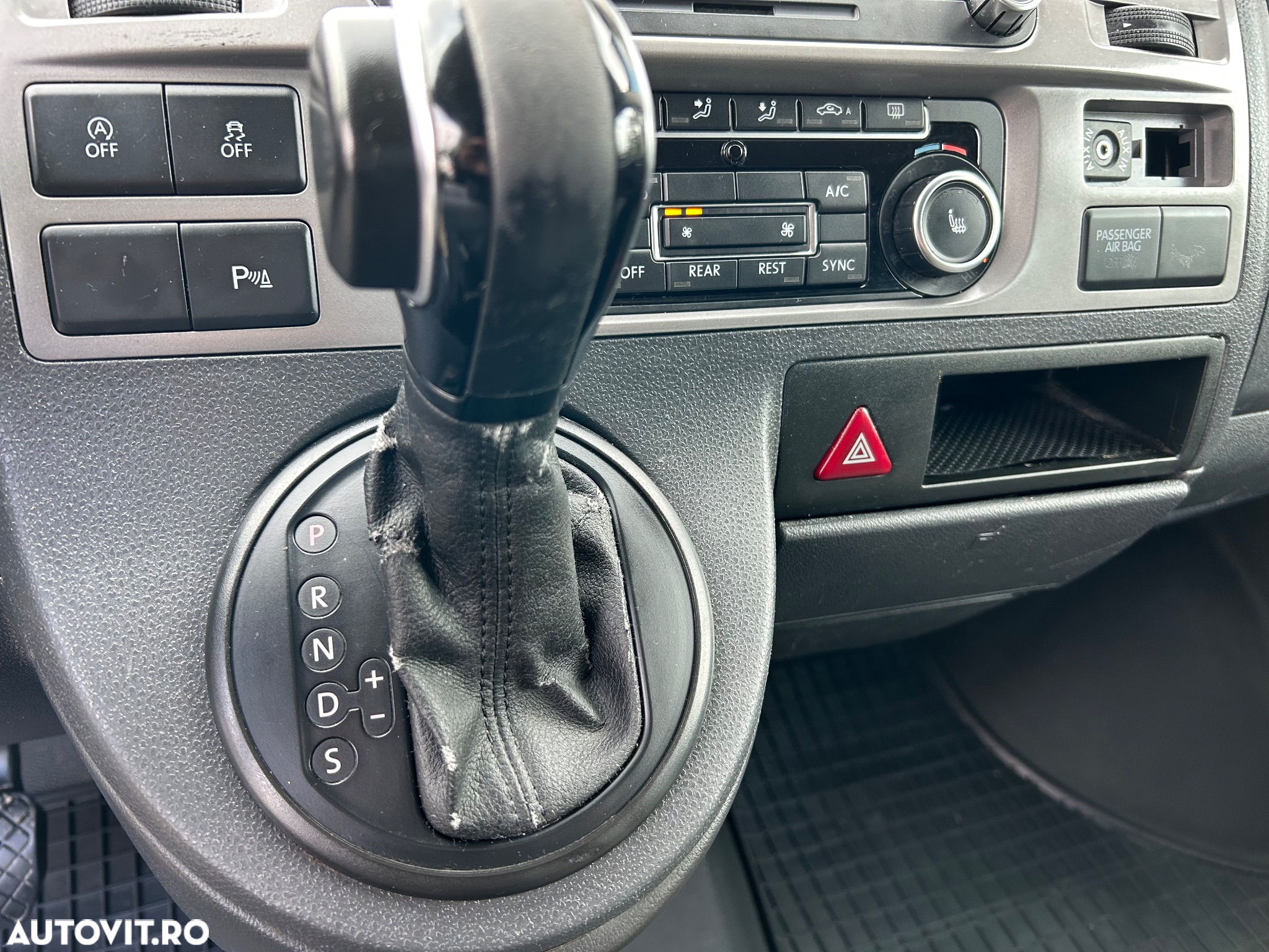 Volkswagen Caravelle - 7