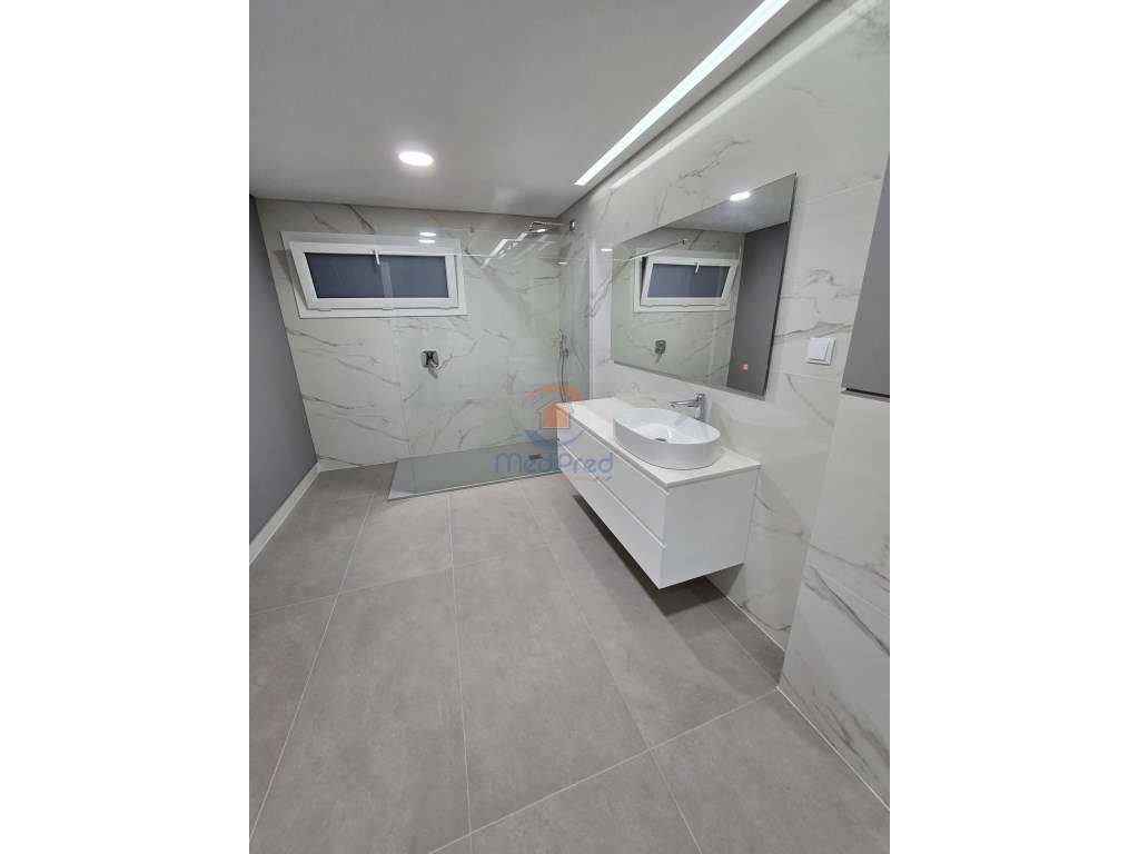 Apartamento T3 c/ 2 Varandas e 2 Parqueamentos | Alverca do Ribatej... - Grande imagem: 4/50