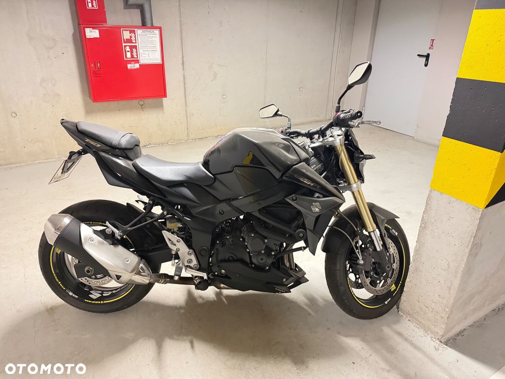 Suzuki GSR - 5