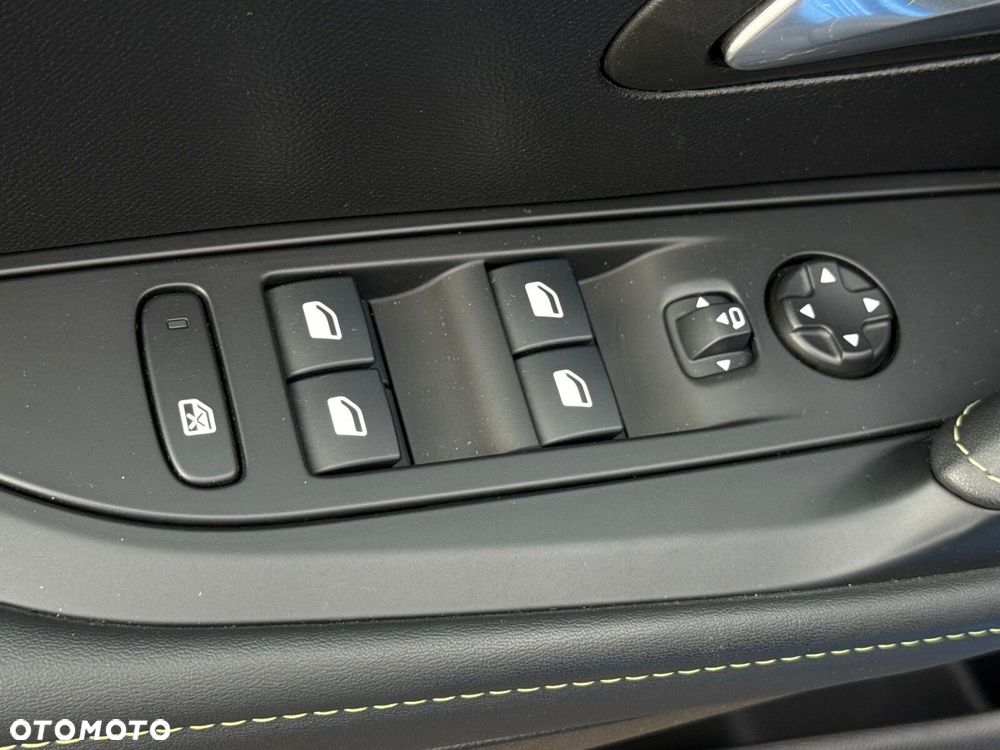 Peugeot 208 - 23