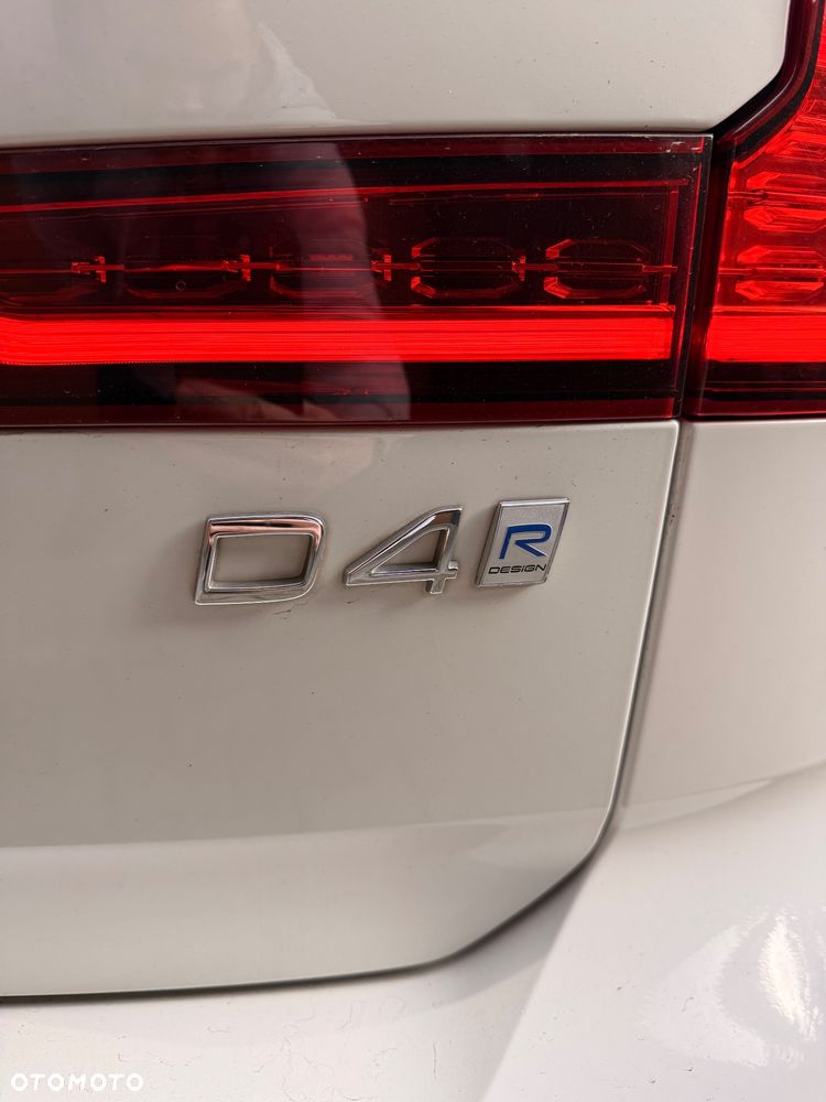 Volvo V60 D4 R-Design - 35