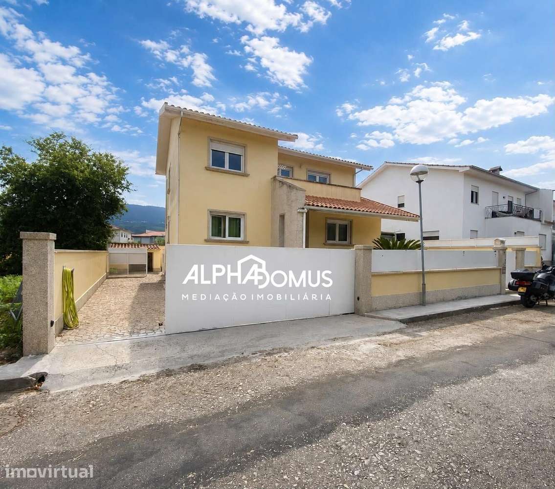 Moradia T4 com Suite, Sotão, Garagem e Espaço Exterior em Valença - Grande imagem: 2/45