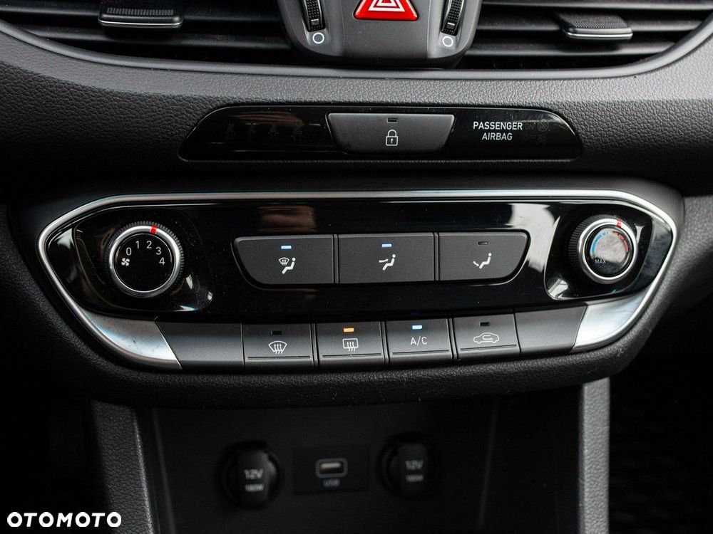 Hyundai i30 1.5 DPI Classic + - 18