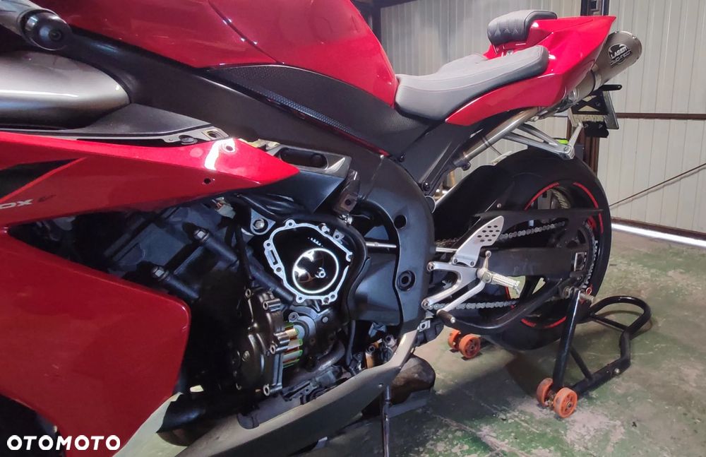Yamaha R1 - 32