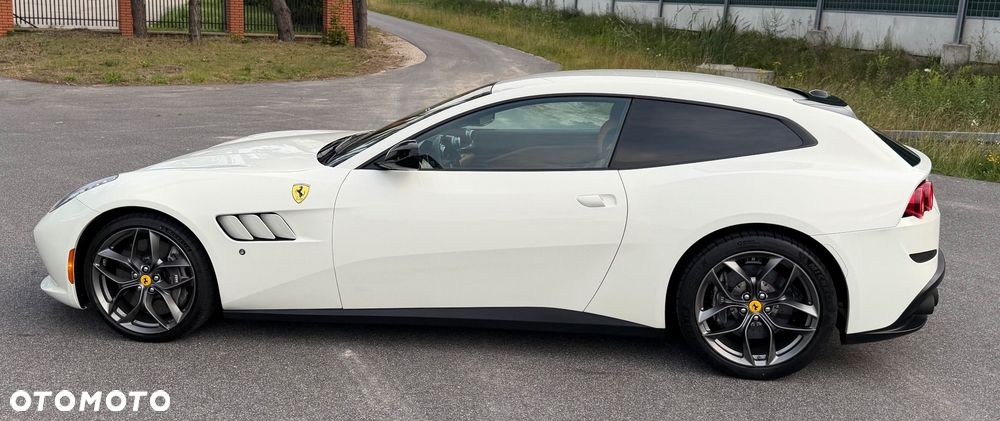 Ferrari GTC4Lusso - 5