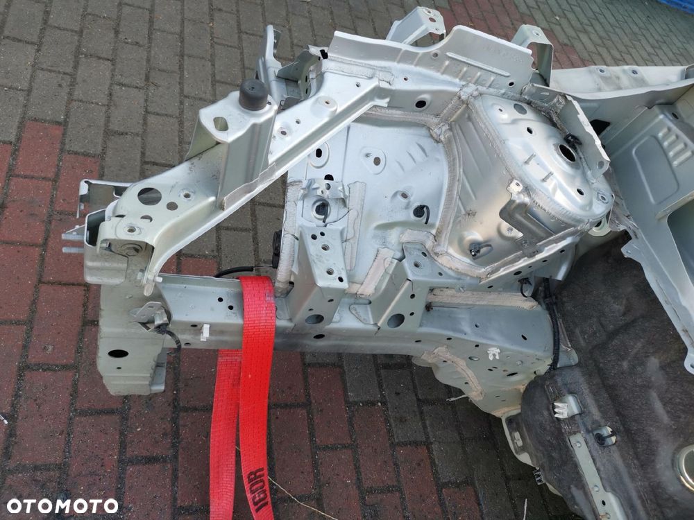 MITSUBISHI OUTLANDER IV 21 DACH ZWYKLY CWIARTKA USA - 12